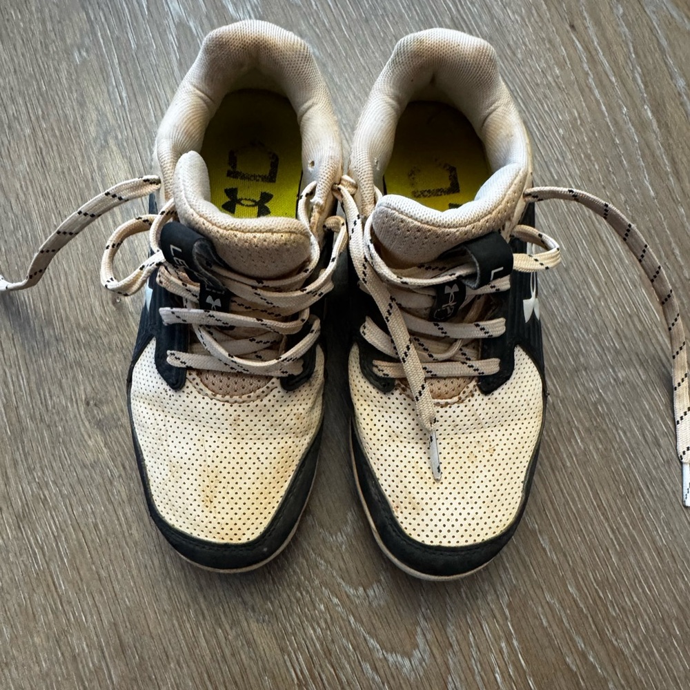 Under Armour Kids' Black and white sports cleats. 2Y, EUC